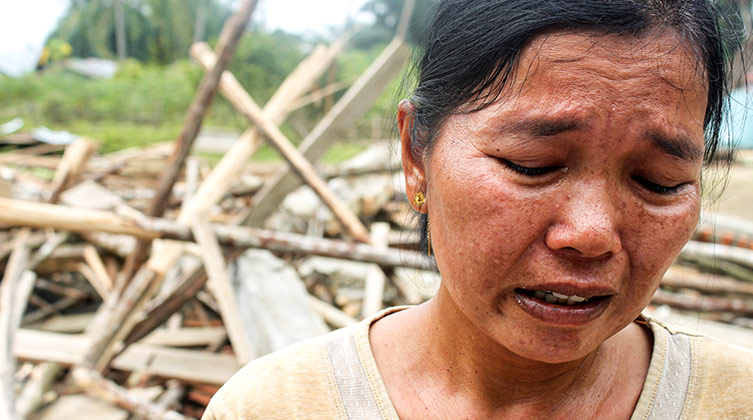 Weinende Frau aus Indonesien 