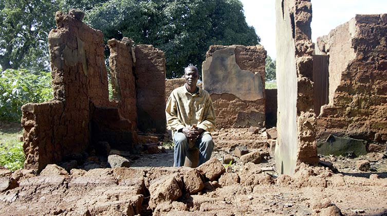 Nigeria: Nach einem Überfall von Fulani Viehhirten sitzt Pastor Jeremiah in seinem völlig zerstörten Haus.
