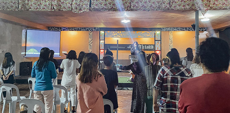 Gebetszeit bei einem Seminar zum Umgang mit Verfolgung im Süden der Philippinen