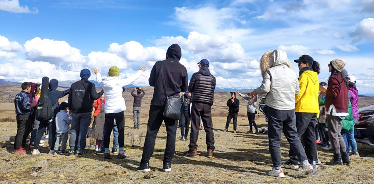 Menschen stehen zusammen auf einer Wiese