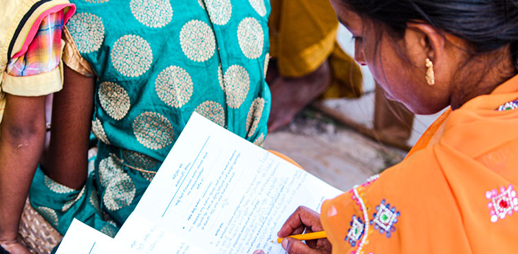 Indische Frau liest aus Büchern 