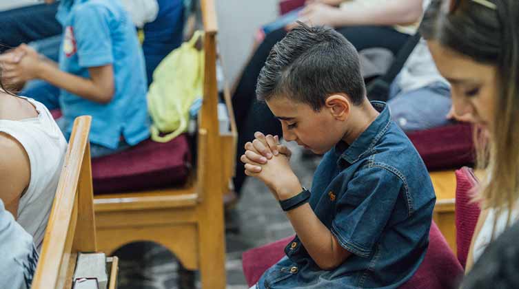 Junge aus Aleppo betet