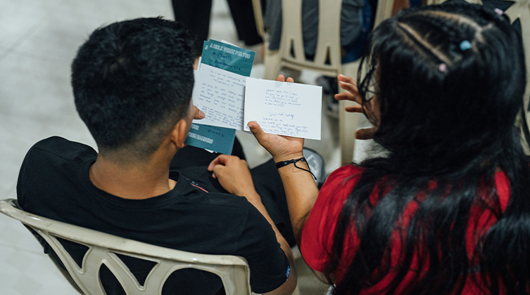 Kinder aus Kolumbien lesen die Ermutigungskarten