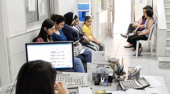 Syrer im Wartebereich der christlichen Klinik in Damaskus