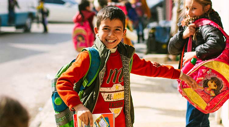 Syrischer Junge kommt lächelnt aus dem Hoffnungszentrum in Latakia