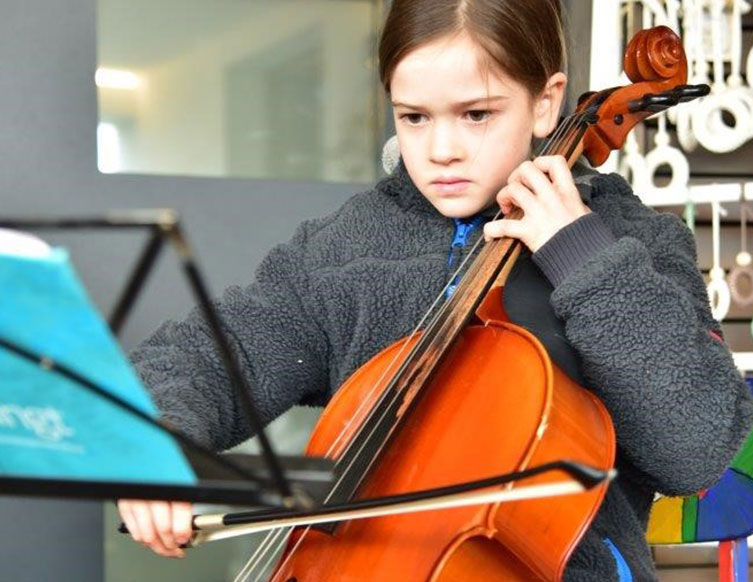 Die neunjährige Jemia spielt auf ihrem Cello