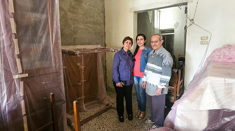 Eine Familie in Syrien in einer Wohnung, in der die Möbel zum Teil eingehüllt sind