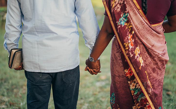 Ein Mann und eine Frau halten sich an der Hand