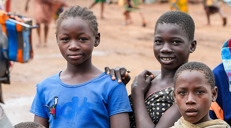 Drei Kinder mit afrikanischem Aussehen