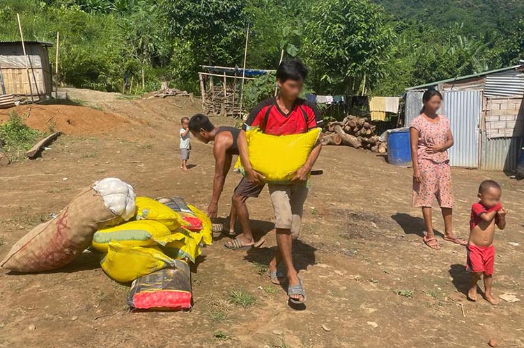 Straßenszene in Myanmar: Menschen verteilen Hilfsgüter.