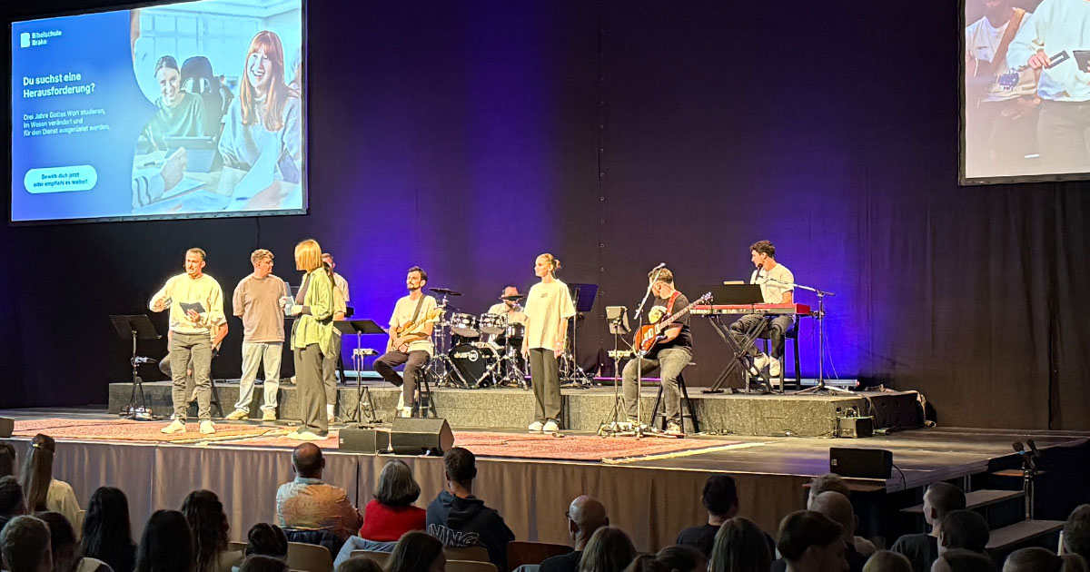 Eine Band steht auf einer Bühne