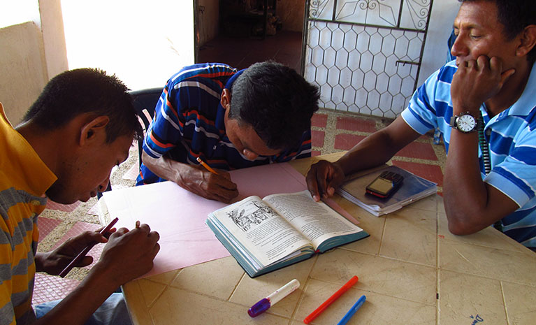 Drei junge Männer machen eine Schulung