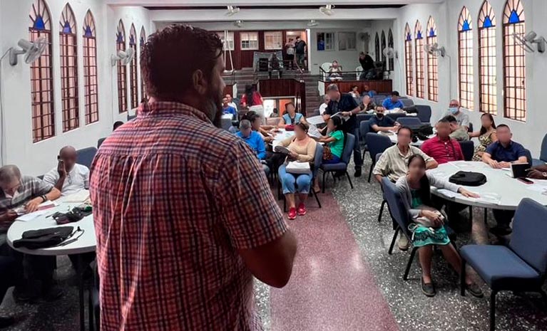 Ein Mann steht in einer Gemeinde vor den Besuchern