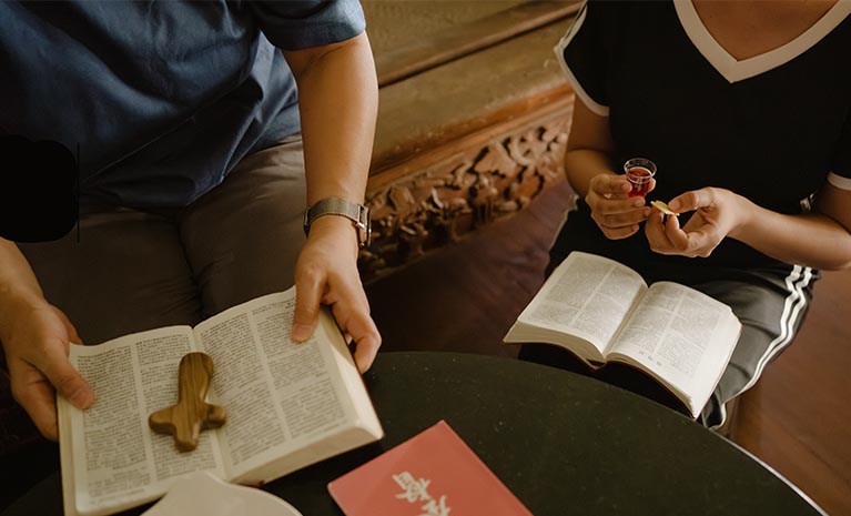 Zwei Menschen lesen gemeinsam in der Bibel