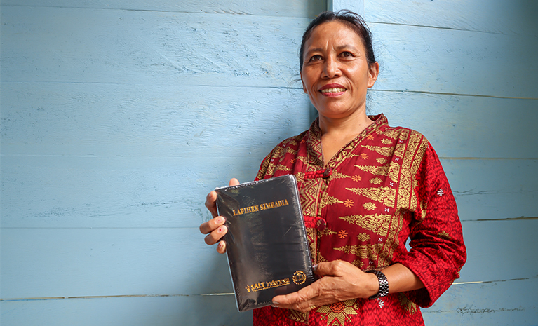 Eine Frau präsentiert ihre neue Bibel