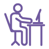 Ein Männchen sitzt am Schreibtisch und arbeitet