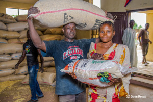 Eine Christin aus Adamawa (Nigeria) erhält Lebensmittel