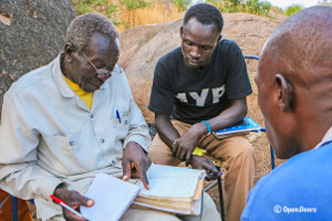 Bibelstudium bei einer Pastorenkonferenz in den Nuba-Bergen (Sudan