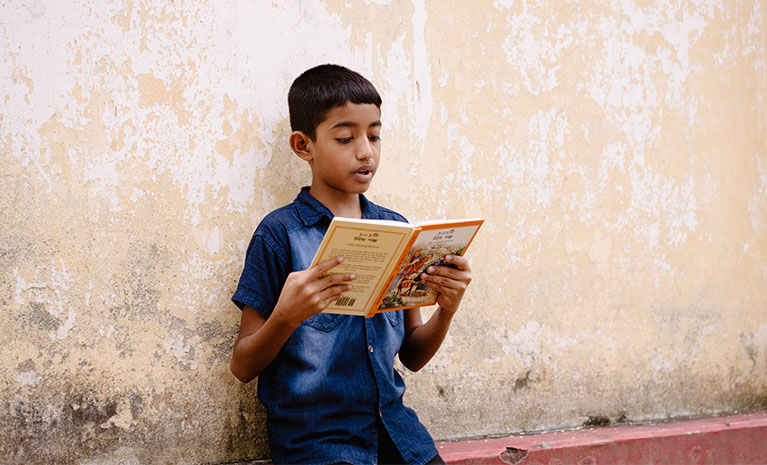 Ein kleiner Junge liest in einem Buch