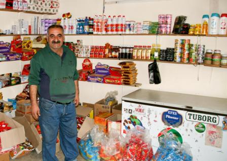 Irakischer Christ, der mithilfe eines Open Doors-Kleinkredites einen Laden eröffnet hat