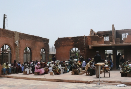 Nigeria: Gottesdienst unter freiem Himmel auf dem Fundament einer niedergebrannten Kirche