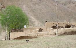 Afghanistan: ein Haus auf dem Land mit Satellitenschüssel/Open Doors