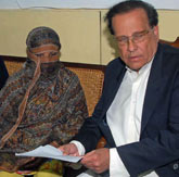 Asia Bibi mit dem ermordeten Governeur von Punjab, Salman Taseer.