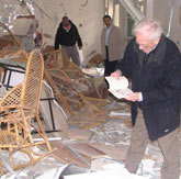 Bruder Andrew in der zerstörten christlichen Bibliothek in Gaza