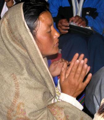 Bhutan: Christin einer Hausgemeinde beim Gebet/Open Doors