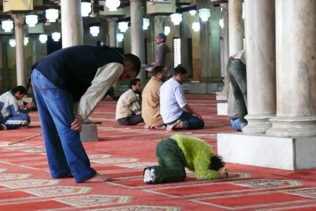 Ägypten: ein Vater mit seinem Kind beim Gebet in der Al Azhar Moschee in Kairo