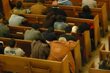 Ägypten: Christen beim Gebet in der el Dobara Kirche in Kairo