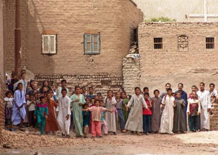 Kinder vor einer koptischen Kirche in einem ägyptischen Dorf/Open Doors