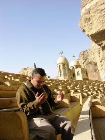 Ägypten: ein Christ beim Gebet in der Felsenkirche in Mokattam