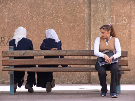 Ägypten: verschleierte Muslimas und eine Christin auf einer Bank