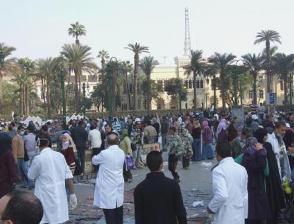 Ägypten: Demonstranten am 22. November 2011 auf dem Tahir-Platz, im Vordergrund Notärzte/Open Doors