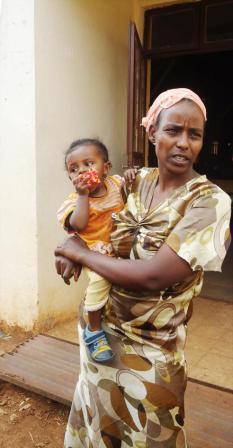 Vertriebene Mutter aus Jimma in Äthiopien mit ihrem Kind/Open Doors