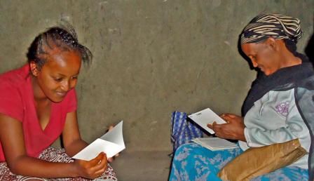 Äthiopien: Sintayehu und ihre Tochter Mimi mit Briefen aus aller Welt/Open Doors