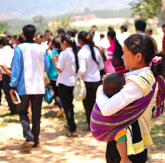 Frau mit Kind in Vietnam