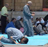 Gebet eines Muslimen in einer Moschee