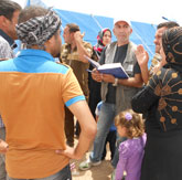 Helfer mit Flüchtlingen im Irak