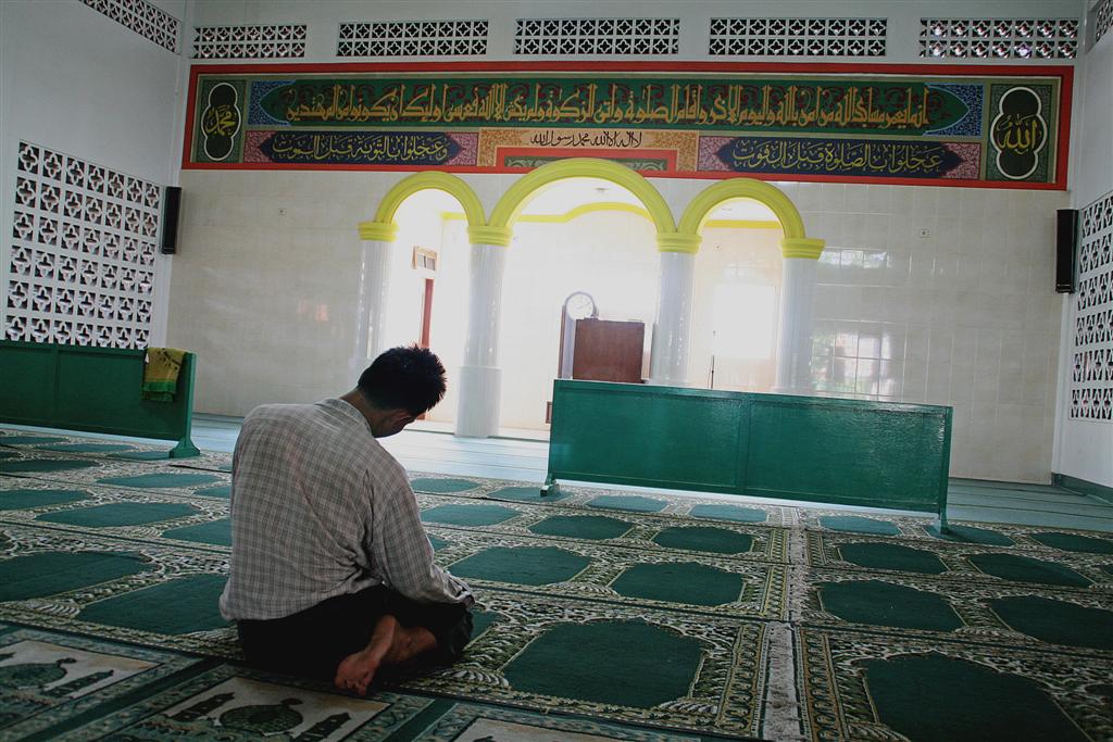 Indonesien: ein Muslim beim Gebet in einer Moschee