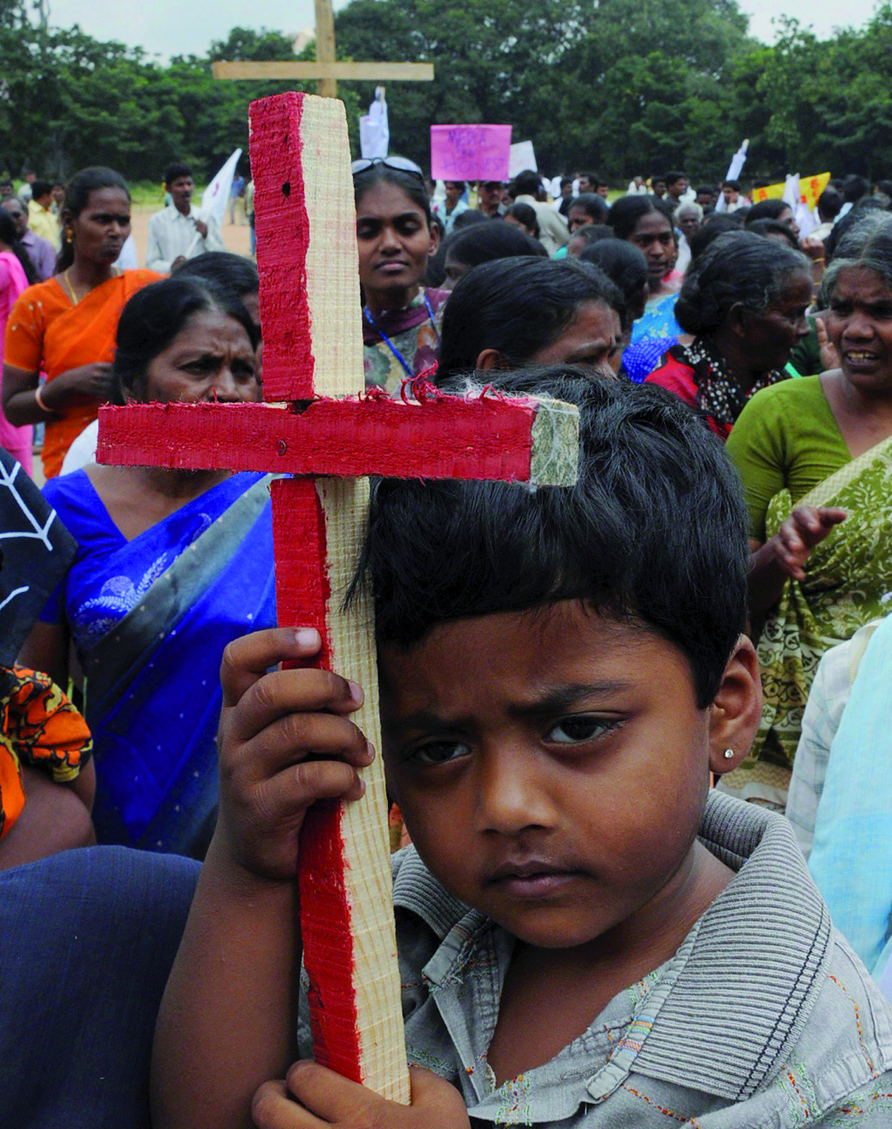 Indien: ein christlicher Junge mit einem Kreuz