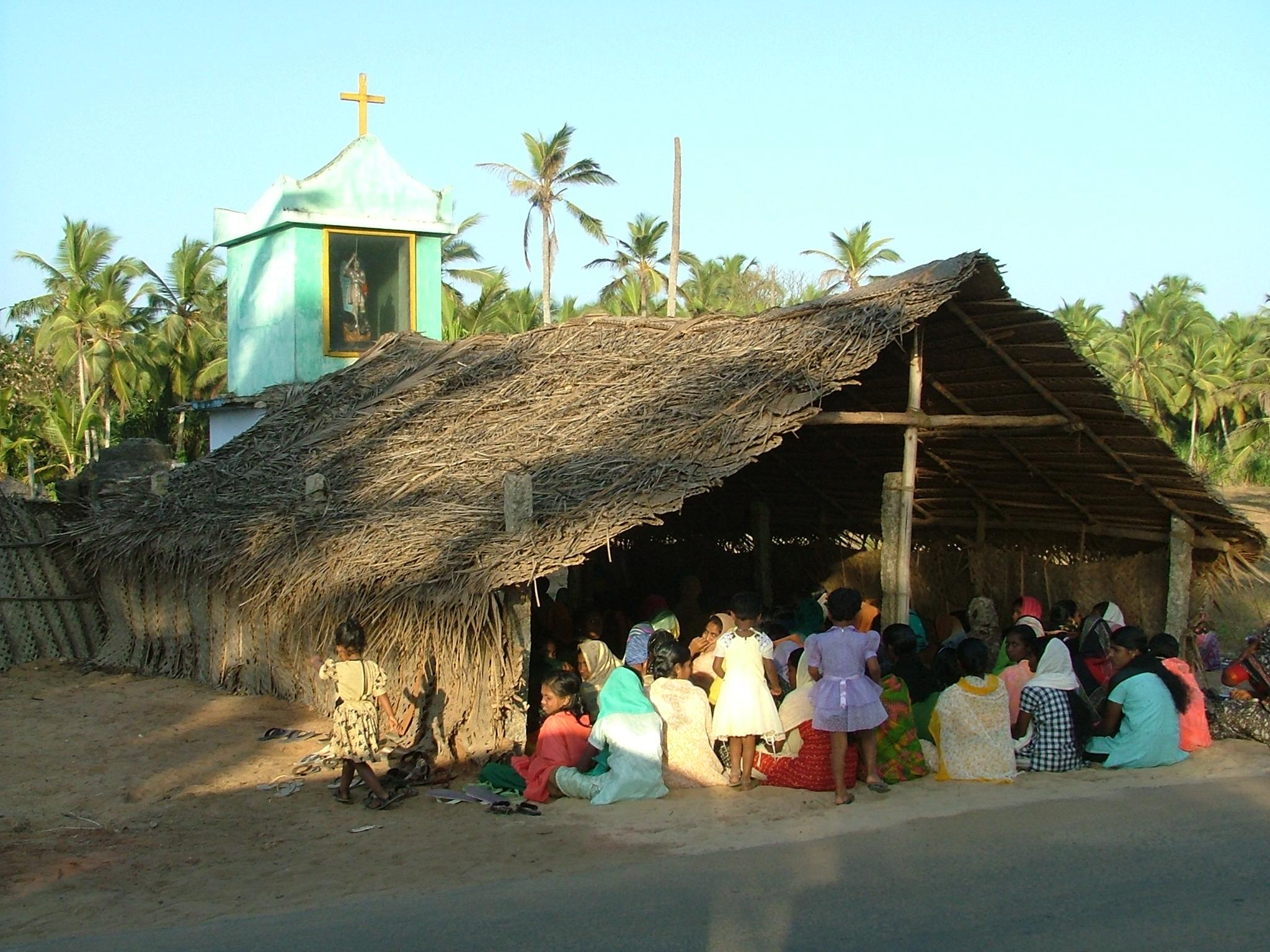 Indien: eine Kirche mit Strohdach auf dem Land im Süden Indien