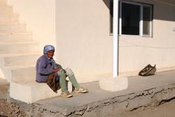 Irak: ein alte Frau sitzt vor ihrem Haus