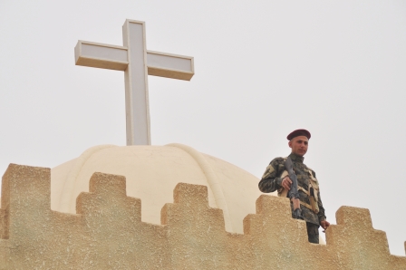 Irak: ein Soldat auf dem Dach einer Kirche.