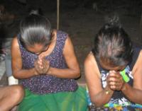 Symbolfoto Laos: zwei laotische Christinnen beim Gebet/Open Doors