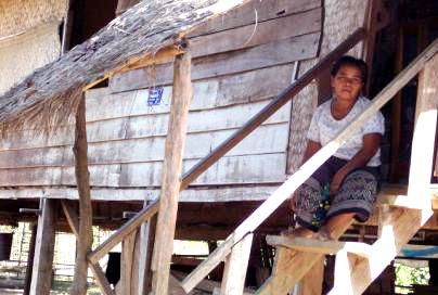 Laos: eine Frau sitzt vor ihrem Haus/Open Doors