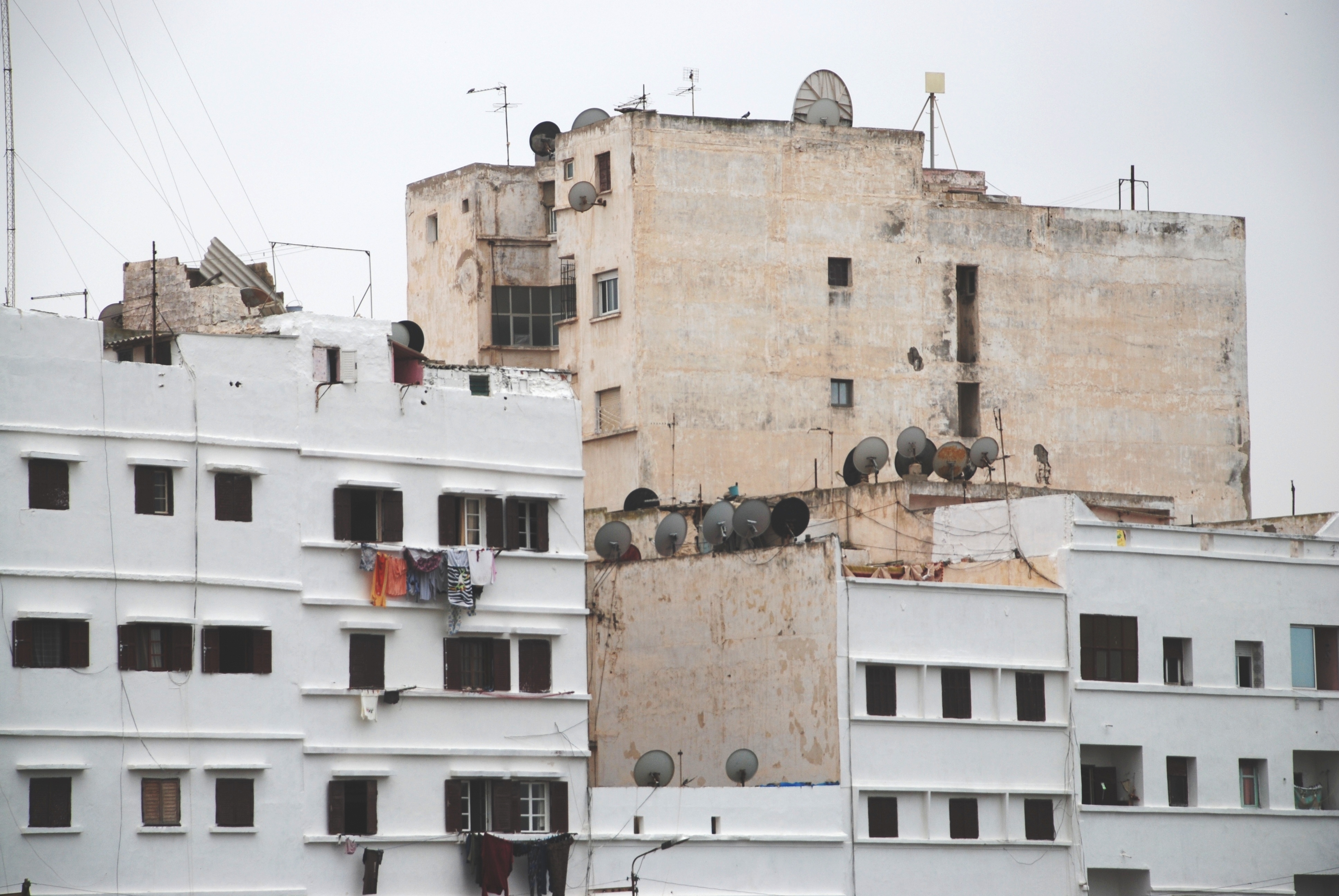 ein typisches Bild für Nordafrika: auf vielen Häusern sind Satellitenschüsseln montiert