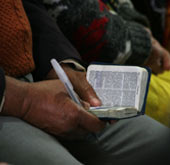 Algerischer Mann liest in der Bibel