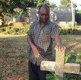 Christlicher Mann auf dem Friedhof der Christen in Tansania